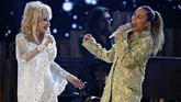 Salah satu sesi penghormatan dalam Grammy Awards 2019 adalah tribut untuk Dolly Parton. Sejumlah musisi ikut ambil bagian, seperti Miley Cyrus. Keduanya membawakan 'Jolene'. (REUTERS/Mike Blake)