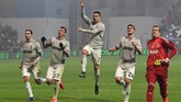 Sejumlah pemain Juventus Mattia De Sciglio, Mario Mandzukic, Cristiano Ronaldo, Daniele Rugani dan Wojciech Szczesny merayakan kemenangan atas Sassuolo. Juventus saat ini unggul 11 poin atas Napoli di puncak klasemen Liga Italia. (Miguel MEDINA / AFP)