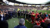 Para pemain Nantes and Nimes Olympique bertepuk tangan sebagai tanda penghormatan kepada Sala. (REUTERS/Stephane Mahe)
