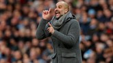 Unggul cepat dengan jumlah gol yangbanyak tidak membuat Pep Guardiola tenang. Manajer asal Spanyol itu sesekali masih memberi instruksi di pinggir lapangan. (REUTERS/Phil Noble)