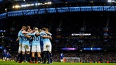 Aguero merayakan hattrick bersama pemain-pemain Man City di lapangan. (REUTERS/Phil Noble)