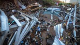 Sejumlah rumah hancur diterjang bannjir bandang di Komplek Jati Endah Regency, Pasir Jati, Cilengkrang, Kabupaten Bandung, Jawa Barat. (ANTARA FOTO/Raisan Al Farisi)