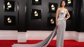 Tak mau kalah dari Lady Gaga, Dua Lipa juga tampil futuristik dengan gaun silver dari Atelier Versace. REUTERS/Lucy Nicholson