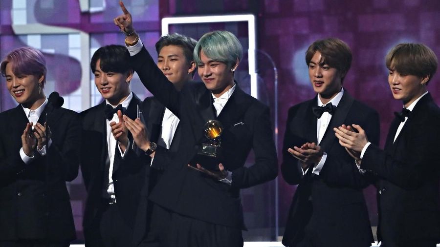 61st Grammy Awards - Show - Los Angeles, California, AS, 10 Februari 2019 - boy band Korea Selatan BTS mempersembahkan Best R&B Album ke H.E.R. (REUTERS / Mike Blake)