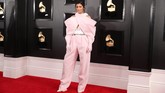 Kylie Jenner memang selalu mengejutkan, jumpsuit dengan detail menyilang dan cut out di bagian atasnya membuat desain Balmain couture ini terlihat unik dan seksi. REUTERS/Lucy Nicholson