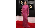 Camila Cabello juga memakai gaun pink body contour berkerah tinggi dan berlengan panjang. Detail sekuin membuatnya terlihat lebih mewah . REUTERS/Lucy Nicholson