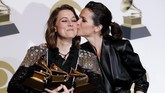 Musisi Brandi Carlile mendapatkan ciuman sayang dari istrinya, Catherine Shepherd setelah memenangkan tiga piala Grammy Awards 2019. (REUTERS/Mario Anzuoni)