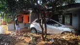 Kondisi di lokasi banjir saat ini masih porak poranda. Banyak kendaraan teronggok begitu saja karena belum dievakuasi. (ANTARA FOTO/Raisan Al Farisi)
