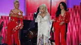 Selain Cyrus, Katy Perry dan Kacey Musgraves juga ikut ambil bagian menampilkan dalam sesi penghormatan atas karier Dolly Parton. (REUTERS/Mike Blake)