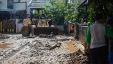 Petugas mengerahkan alat berat untuk mengeruk lumpur pascabanjir bandang yang terjadi Komplek Jati Endah Regency, Pasir Jati, Cilengkrang, Kabupaten Bandung, Jawa Barat. (ANTARA FOTO/Raisan Al Farisi/hp)