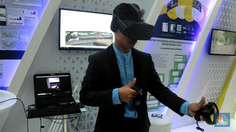 Pengunjung menggunakan simulasi teknologi BIM (Building Information Modeling) pada acara PUPR 4.0 Expo di Gedung Kementerian PUPR, Jakarta, Senin (11/2). Kementerian PUPR juga terus berbenah pada proses bisnis sesuai tuntutan Industri 4.0 dengan penekanan pada efisiensi, penurunan biaya produksi dan perbaikan proses produksi. Teknologi internet dimanfaatkan dalam bidang konstruksi, seperti informasi material dan peralatan apa saja yang terdapat di suatu daerah dapat diketahui dalam waktu cepat dan tepat melalui internet. (վ/Muhammad Sabki)