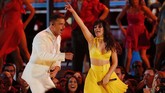 Aksi energik pertama sebagai pembuka Grammy Awards adalah penampilan Camila Cabello membawakan 'Havana' bersama Young Thug. Di tengah penampilan, muncul Ricky Martin dan J Balvin. Para musisi berdarah latin pun memeriahkan pembukaan Grammy Awards 2019. (REUTERS/Mike Blake)