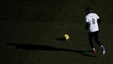Jelang pertandingan para pemain mengenakan kostum berwarna putih dengan nomor punggung 9 seperti yang digunakan Sala serta nama punggung bertuliskan 'SALA'. (REUTERS/Stephane Mahe)