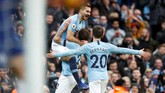 Ilkay Guendogan merayakan gol bersama Kyle Walker dan Bernardo Silva setelah membuat Man City unggul 4-0 pada menit ke-25. Keunggulan empat gol bertahan hingga babak pertama usai. (Action Images via Reuters/Carl Recine)