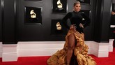 Ashanti 'mekar' di karpet merah dengan detail mengembang di bagian roknya. REUTERS/Lucy Nicholson
