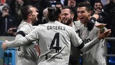 Cristiano Ronaldo (kanan) merayakan gol ke gawang Sassuolo. Ronaldo kini sudah mengoleksi 18 gol dan menjadi top skor sementara Liga Italia. (Miguel MEDINA / AFP)