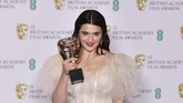 Gaun putih tak pernah gagal memesona di karpet merah. Rachel Weisz memilih gaun tulle mille feuille dari Gucci. (Photo by Ben STANSALL / AFP)