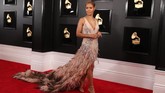 Jada Pinkett Smith terlihat anggun dengan gaun pink dan tambahan train berdetail bulu. REUTERS/Lucy Nicholson