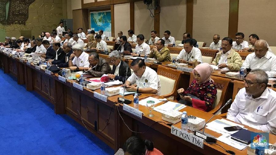 Harga bensin Premium dan Pertamax Cs turun, menyesuaikan formula baru ESDM. Tapi, DPR mengingatkan yang penting adalah pasokannya. 