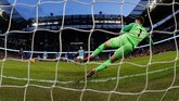 Sergio Aguero mencetak gol dari titik putih untuk melengkapi hattrick dalam laga ini, sekaligus trigol ke-11 dalam Liga Inggris. (REUTERS/Phil Noble)