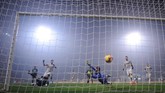 Juventus mencetak gol pertama pada menit ke-23 melalui Sami Khedira yang memanfaatkan bola rebound hasil tendangan Ronaldo. (REUTERS/Alberto Lingria)
