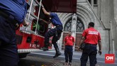 Petugas mempersiapkan armada PMK yang digunakan untuk menyemprot air membersihkan halaman Katedral, Jakarta Pusat, dalam kegiatan Grebek Bersih menyambut HUT ke-100 Damkar. (CNN Indonesia/Adhi Wicaksono)