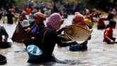Sebagai sebuah negara lekat dengan pola kehidupan agraris, Kamboja rupanya masih menjaga ‘kewarasannya’ dalam mencari ikan. (REUTERS/Samrang Pring)