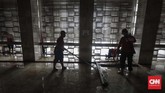 Di Masjid Istiqlal, selain selasar para petugas pemadam kebakaran pun membersihkan areal kubah juga halaman Gereja Katedral. itu merupakan bagian dari kegiatan Grebek Bersih dalam rangka menyambut HUT ke-100 Damkar. (CNN Indonesia/Adhi Wicaksono)