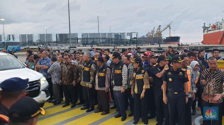 Meskipun demikian, Airlangga belum menjelaskan waktu realisasi kedua investasi tersebut.