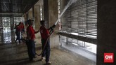 Petugas pemadam kebakaran membersihkan selasar Masjid Istiqlal, Jakarta Pusat, dalam rangka menyambut HUT ke-100 Damkar, Selasa (12/2). Selain Masjid Istiqlal, para petugas pun membersihkan Katedral yang berada di seberangnya. (CNN Indonesia/Adhi Wicaksono)