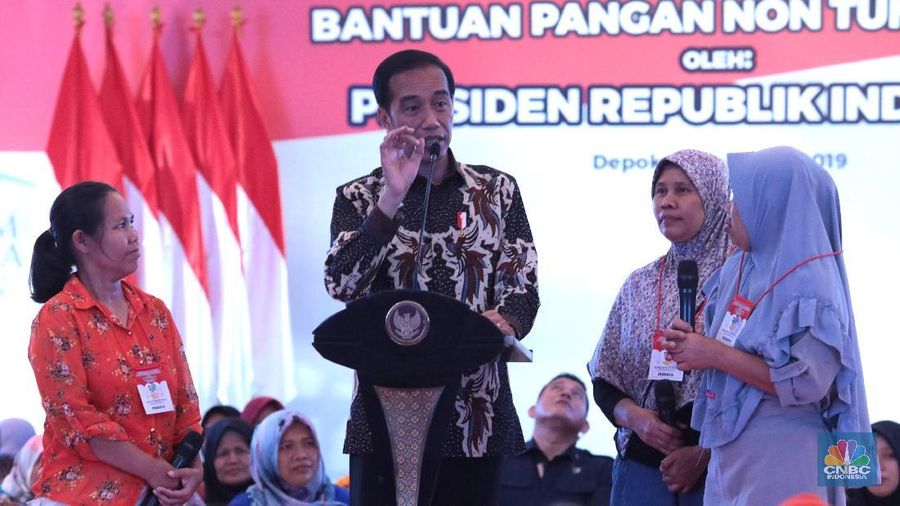 Presiden RI Joko Widodo di acara penyerahan Bantuan Sosial Program Keluarga Harapan (PKH) di Graha Insan Cita, Sukamajaya, Depok, Selasa (12/2). PKH adalah program pemberian bantuan sosial bersyarat kepada Keluarga Penerima Manfaat (KPM) yang ditetapkan sebagai keluarga penerima manfaat PKH. Sebagai upaya percepatan penanggulangan kemiskinan, sejak tahun 2007 Pemerintah Indonesia telah melaksanakan PKH. Program Perlindungan Sosial yang juga dikenal di dunia internasional dengan istilah Conditional Cash Transfers (CCT) ini terbukti cukup berhasil dalam menanggulangi kemiskinan yang dihadapi negara-negara tersebut, terutama masalah kemiskinan kronis. (վ/Muhammad Sabki)