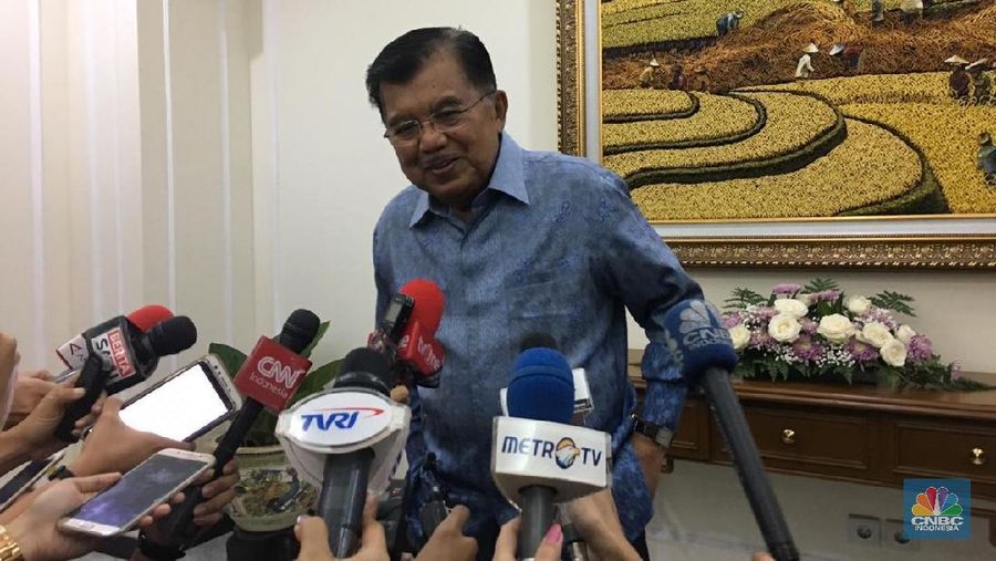Wakil Presiden RI Jusuf Kalla (JK) menghadiri pertemuan dengan pengusaha yang tergabung Gabungan Pelaksana Konstruksi Nasional Indonesia.