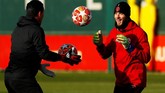 Meski tak ada Neymar dan Edinson Cavani, lini pertahanan Manchester United tetap tak bisa menganggap remeh Paris Saint-Germain. (Reuters/Jason Cairnduff)