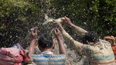 Biasanya ikan yang ditangkap adalah ikan lele atau ikan gabus. (TANG CHHIN Sothy / AFP)