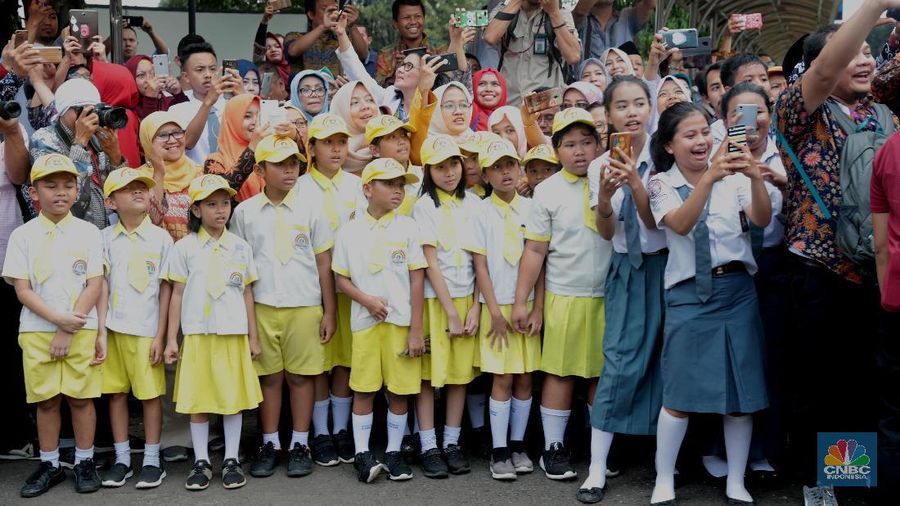 Student Loan diluncurkan agar orang Indonesia tak mampu bisa mendapatkan dana untuk kuliah.
