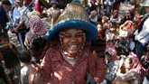 Acara adat tahunan ini dihelat di Kamboja timur, tepatnya di Provinsi Tboung Khmum yang terletak 250 kilometer dari Phnom Penh. (REUTERS/Samrang Pring)