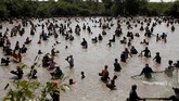 Meskipun tidak setiap saat aktivitas ini bisa disaksikan, tapi setidaknya memancing dengan cara tradisonal masih bisa dilihat setahun sekali dalam rangkaian pesta adat. (REUTERS/Samrang Pring)