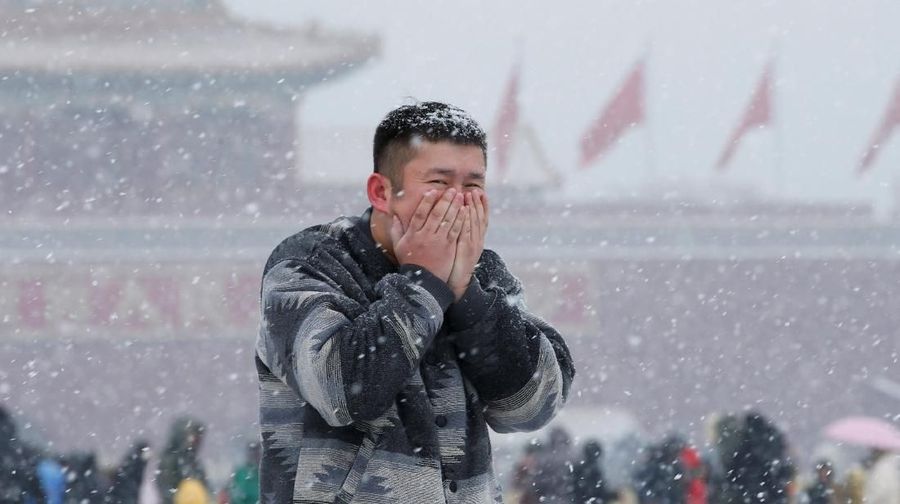 Hujan salju di sebagian besar wilayah ibukota China, Beijing telah cukup membahayakan.