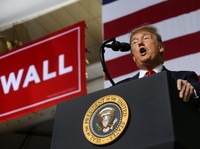 Trump Ngotot Bangun Tembok Batas, Benarkah AS dalam Bahaya?