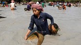 Biasanya acara ini dilakukan untuk merayakan musim panen padi. (REUTERS/Samrang Pring)