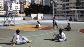 Di seberang pelabuhan, ada lapangan basket yang milik sebuah perumahan di distrik Choi Hung. Di sinilah boy band Korea Seventeen merekam video musik mereka dan sekarang lapangan basket ini menjadi bahan promosi wisata oleh pemerintah Hong Kong.
