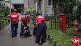 Petugas membersihkan halaman Gereja Katedral dalam rangka menyambut HUT ke-100 Damkar. Pada 1917 pemerintah Hindia Belanda kemudian mengeluarkan staadsblad 1917 No. 602 yang memisahkan pemadam kebakaran sipil dan militer. (CNN Indonesia/Adhi Wicaksono)