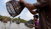 Anak-anak pun tak luput untuk larut dalam meriahnya suasana. (TANG CHHIN Sothy / AFP)