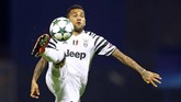 Dani Alves meraih satu musim yang sukses bersama Juventus setelah didapat secara gratis dari Barcelona pada 2016. Alves merebut Scudetto, Coppa Italia, dan membawa Juventus ke final Liga Champions 2017. (STRINGER / AFP)