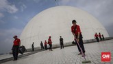 Pemadam kebakaran kerap dikenal dengan istilah 'branwir' yang sebetulnya berasal dari bahasa Belanda: Brandweer. Pasukan pemadam memang bermula pada masa penjajahan Belanda setelah kebakaran besar di Kwitang, Jakarta Pusat pada 1873 silam. Walhasil pada 1915 pun Brandweer resmi terbentuk. (CNN Indonesia/Adhi Wicaksono)