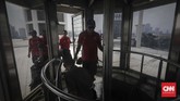 Saat melaksanakan tugas memadamkan kebakaran, para PMK dilengkapi pakaian antipanas atau anti-api. Selain itu, busananya dilengkapi dengan reflektor berwarna putih yang mengkilat. Namun, saat membersihkan masjid dan katedral ini mereka hanya menggunakan pakaian dinas harian. (CNN Indonesia/Adhi Wicaksono)