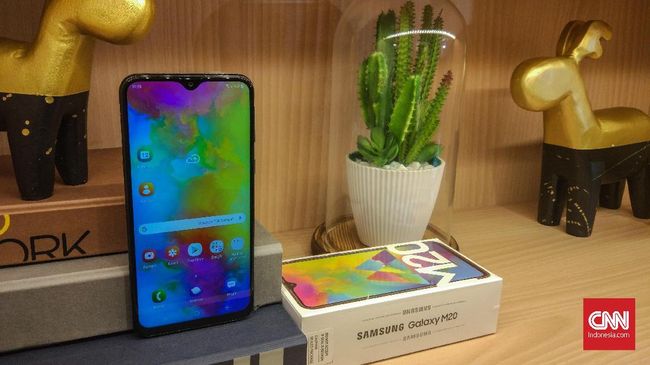 Alasan Samsung Bikin Ponsel Murah Berponi