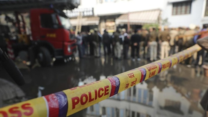 Arpit Palace Hotel di mana kebakaran dini hari menewaskan lebih dari tujuh belas orang New Delhi, India, Selasa, 12 Februari 2019 (AP / Manish Swarup)