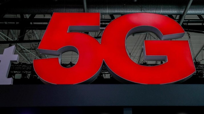 FILE PHOTO: A 5G sign is seen during the Mobile World Congress in Barcelona, Spain February 28, 2018. REUTERS/Yves Herman/File Photo