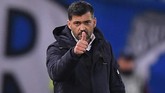 Sergio Conceicao dan anak asuhnya masih memiliki peluang ke babak perempat final karena memiliki jatah menggelar laga kandang pada leg kedua 16 besar Liga Champions. (REUTERS/Alberto Lingria)